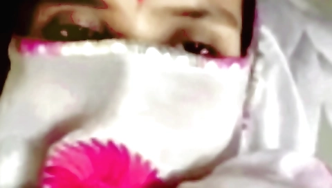 Indian bhabhi girl shows off her sexy body in the bedroom