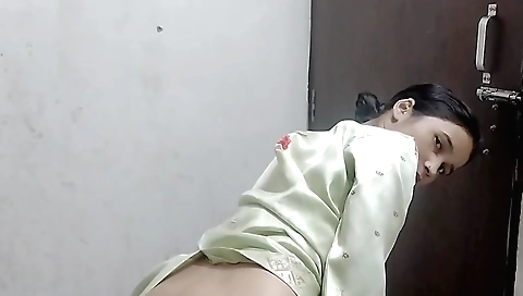 Sexy Indian girl fucks herself in amateur porn video