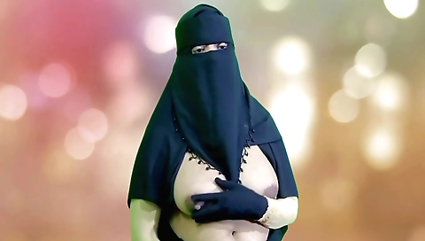 Indian amateur housewife masturbates in her bedroom