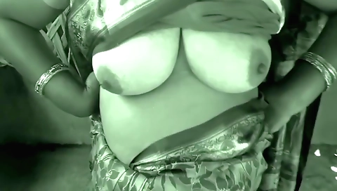 Indian chick with a sexy outfit and sexy lips cums