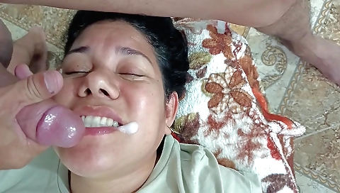 Porn amateur milf in a group with a lot of fans sucking a big dick