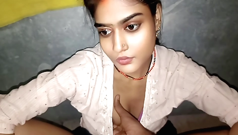 Indian hottie is wearing a sexy dress in a homemade video