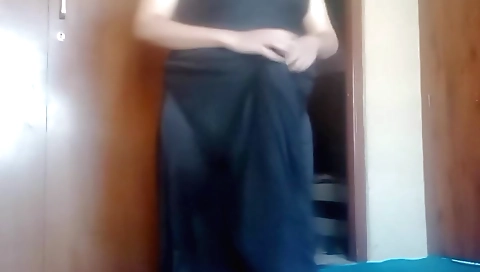 Amateur chick with a huge booty cums on webcam video