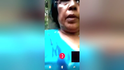 Sexy mature auntie stretches her wet hole in a solo video