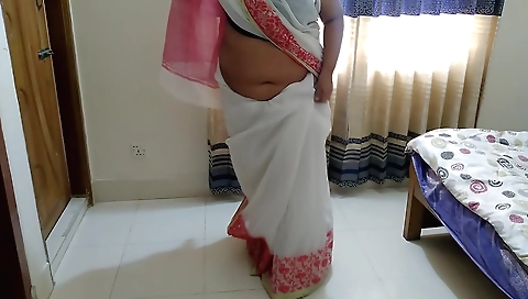 Indian bhabhi in a sexy saree gets banged on webcam
