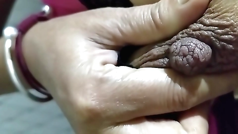 Indian babe in sexy solo video shows her fingering and licking