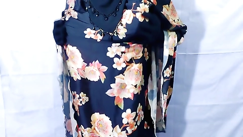 Indian housewife with a great smile fucks with neighbor