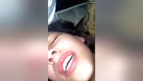 Indian brunette fucker in amateur video on the bed