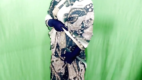 Indian housewife with a nice body is having a solo sex