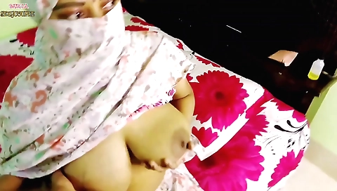 Indian hottie shows off her sexy ass in homemade vid