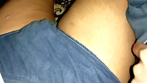 Indian teen gets nailed on the bed for her first time