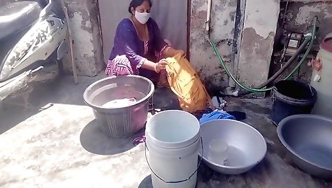 amateur big booty babe fucks while washing clothes