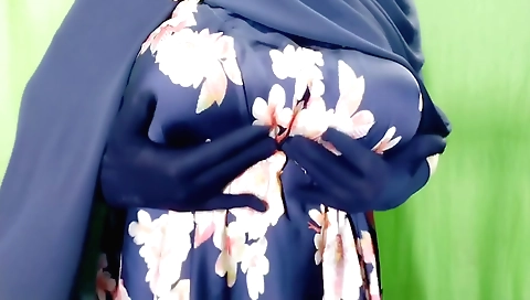 Indian beauty in her kitchen has been masturbating for a while