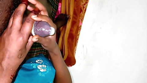 Indian hot chick masturbating on the bed in amateur hd videos