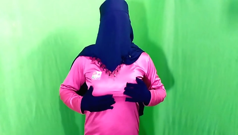 Indian girlfriend shows off her amazing body in homemade porn