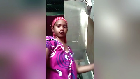 Indian hottie strips naked on bathroom in amateur video