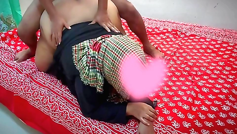 Indian girl with a big ass gets fucked in a big anal hole