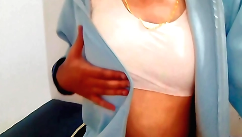 Indian chick with round breasts gets her pussy pounded