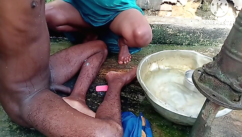 Indian girl with big butt gives naked outdoor video