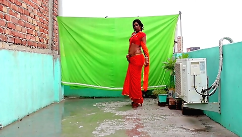 Indian babe showing her body in a tight amateur video